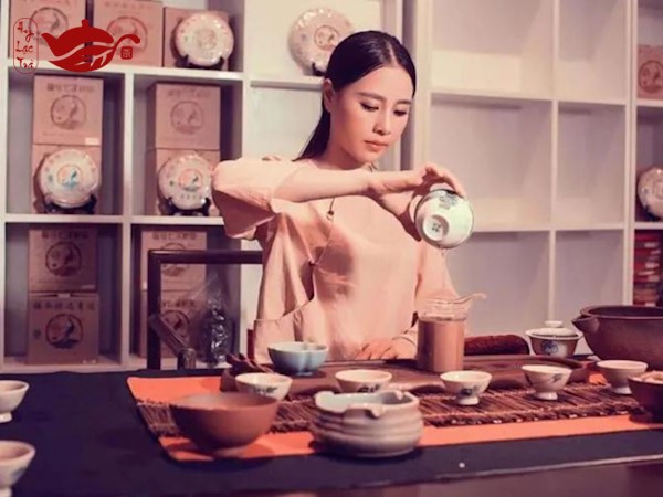 Đánh thức trà giúp loại bỏ bụi và ẩm mốc trên lá trà và làm cho lá trà mềm mại, tối đa hóa hương vị thơm ngon - Hỷ Lạc Trà